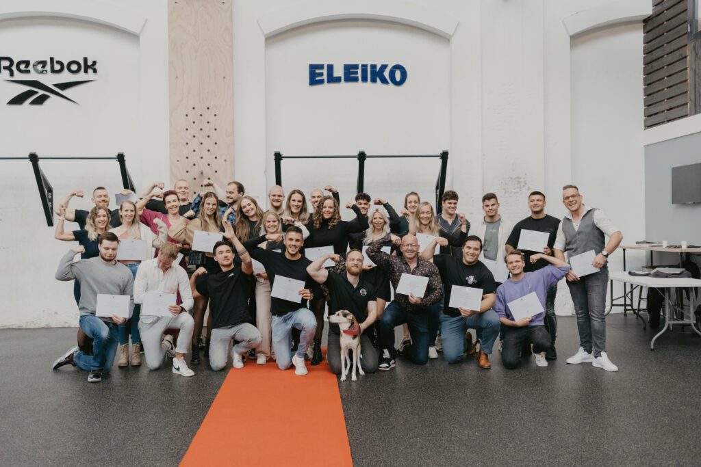 Een Nederlandse cursusgroep met hun Henselmans-certificaten op de diploma-uitreiking.
