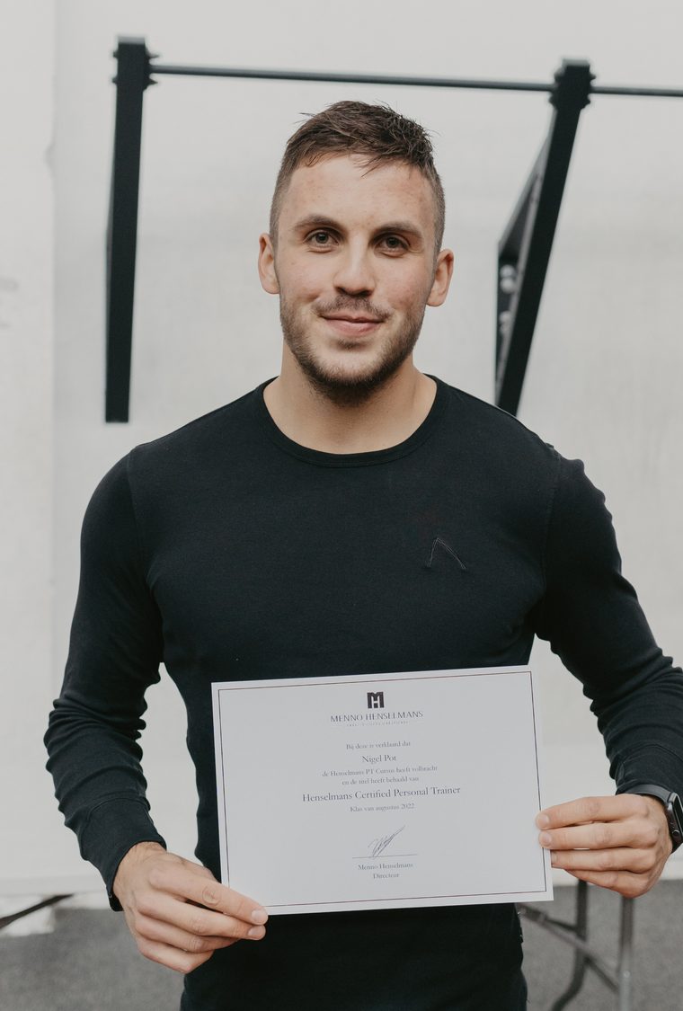 Nederlandse cursist met zijn certificaat op de diploma-uitreiking van de Henselmans PT-cursus.