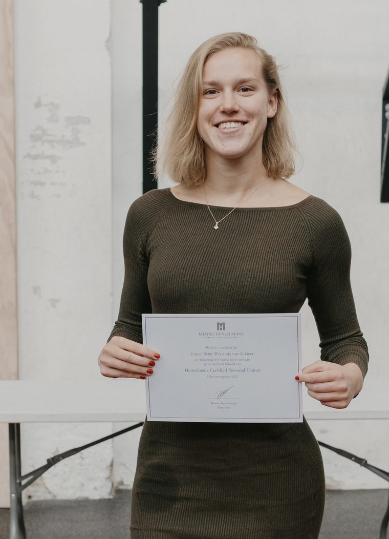 Nederlandse afgestudeerde met haar Henselmans-certificaat op de diploma-uitreiking.
