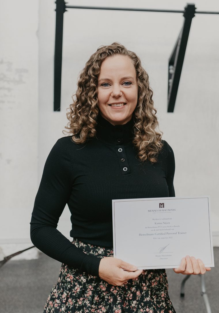 Nederlandse afgestudeerde met haar certificaat op de diploma-uitreiking van de PT-cursus.