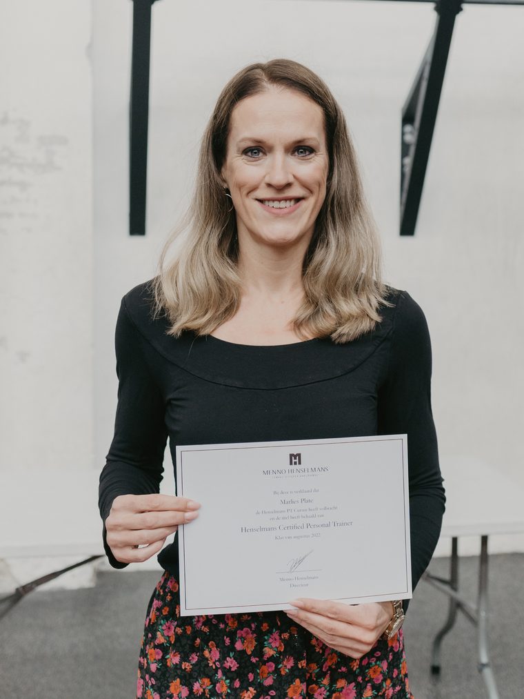 Nederlandse afgestudeerde met haar certificaat op de diploma-uitreiking van de PT-cursus.