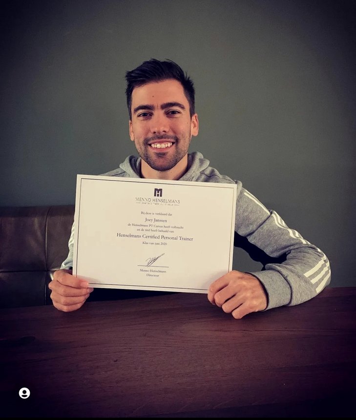 Afgestudeerd personal trainer met zijn Henselmans-certificaat.
