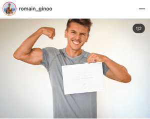 Afgestudeerde personal trainer spant zijn biceps naast zijn Henselmans-certificaat.