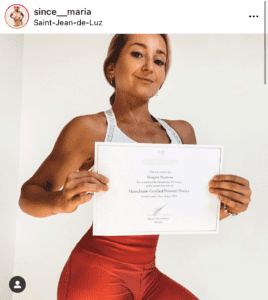 Personal trainer met haar certificaat van de online personal trainer opleiding, gedeeld op Instagram.