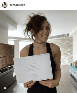 Personal trainer met haar certificaat van de online PT-opleiding, gedeeld op Instagram.