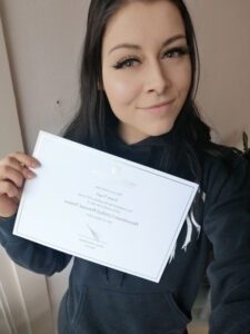Afgestudeerde personal trainer met haar certificaat van de Henselmans PT-cursus.