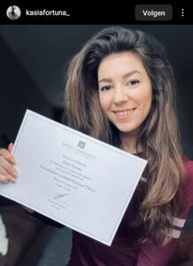 Afgestudeerde personal trainer met haar certificaat van de online PT-opleiding, gedeeld op Instagram.