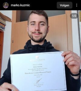 Cursist toont zijn Henselmans Certified Personal Trainer-certificaat op Instagram.
