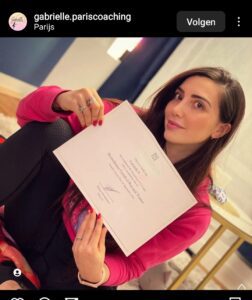 Afgestudeerde coach uit Parijs met haar certificaat van de Henselmans PT-cursus, gedeeld op Instagram.