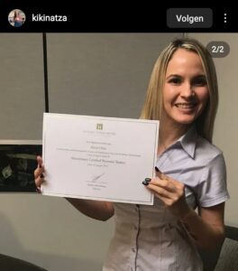 Afgestudeerde coach met haar certificaat van de Henselmans PT-cursus, gedeeld op Instagram.