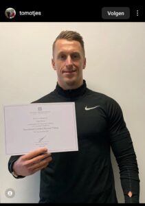 Personal trainer met zijn certificaat van de Henselmans PT-cursus, gedeeld op Instagram.