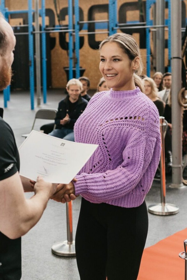 Een cursist krijgt haar Henselmans-diploma uitgereikt op de diploma-uitreiking.