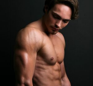 Menno Henselmans side relaxed